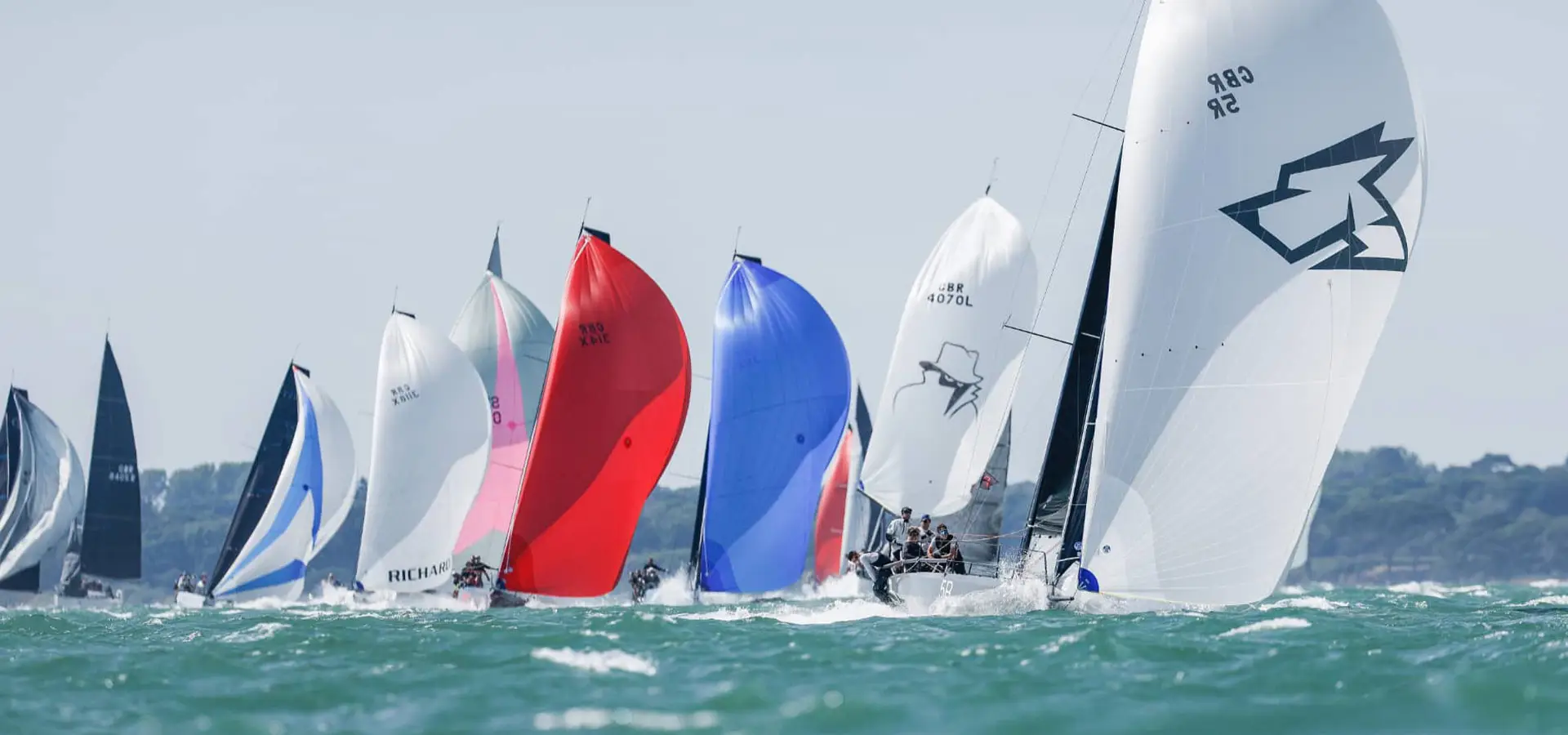 Yachts sailing round the Isle of Wight